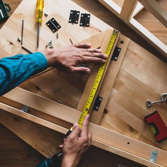 manos midiendo madera